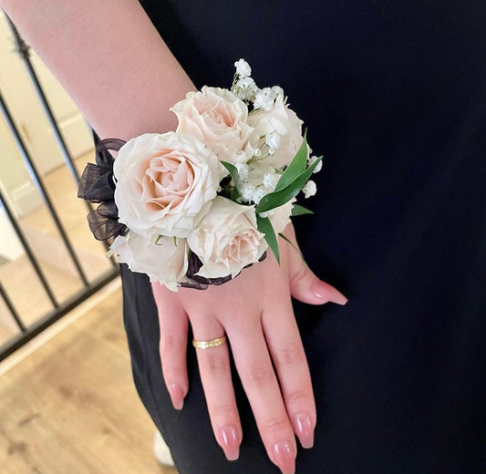 HANAKAZARI – Elegant Wrist Corsage by Ichirin